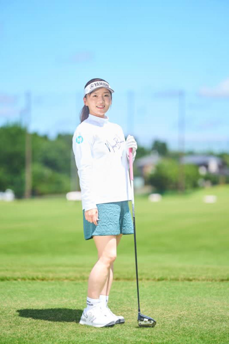 有村智恵、ラウンドに向けた朝の準備を解説！, 有村智恵のプロフィール, 【ほぐす】動的ストレッチで自然に「ほぐす」, ”握らない”グリップで素振りをする, 【広げる】足でクラブを振る感覚を覚える, なるべく遠くにヘッドを上げるイメージが〇, 【締める】広げた可動域を実戦向けに締める, 腸腰筋が縮んでいると腰が伸ばせない, 「段階的練習」で”脳”にラウンドへの準備をうながす, 【片手打ち】手の役割を知るために片手打ちは必須の練習, 始動でコッキングするのが○, 右手は手打ちになりやすい, 左手は軸ズレやワキがあきやすい, 【両手打ち】徐々にスタンス幅を広げながらスイング幅を大きくしていく, トップは前傾角度がキープできるところまで, 有村智恵のプロフィール