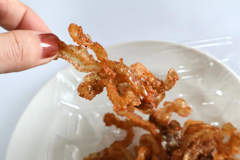 あやうく素通り!? パッケージは地味だけど期待大の「焼き貝ひも明太子」, 噛むほどに旨味がじゅわ〜！明太子のピリ辛でお酒が止まらない, 【絶品アレンジ】マヨ＋大葉でさらに“ギルティ”なおつまみに変身！, 【結論】ドンキの「地味だけど超わかってる系おつまみ」は発掘の価値あり