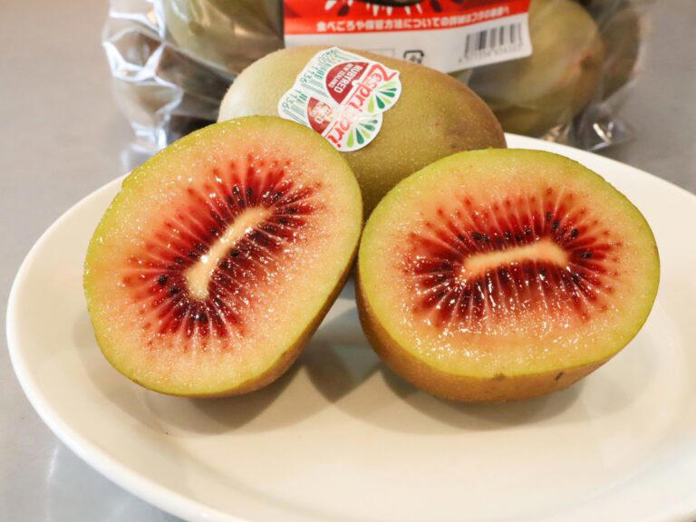 見た目からびっくり！中が赤いキウイ, 甘くてジューシー！想像以上のおいしさ, 食べごろの見分け方＆保存方法, 今の時期にしか出会えない、特別なキウイ, 気づけば爆買い…！でも大満足のお買い物