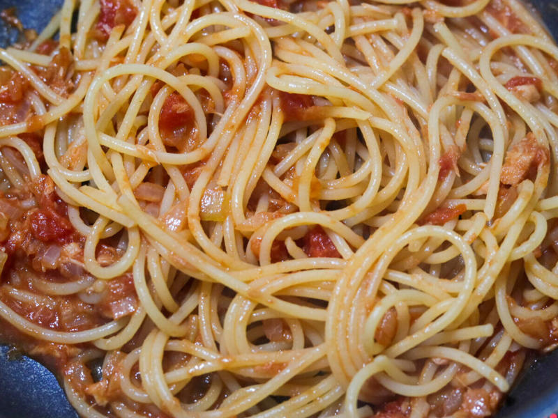 コウケンテツさんの「ツナトマトパスタ」を作るのにかかる時間, コウケンテツさんの「ツナトマトパスタ」のカロリー, コウケンテツさんの「ツナトマトパスタ」再現レシピ, ツナトマトパスタの材料（2人分）, ツナトマトパスタの作り方, 簡単アレンジ！「ツナとしめじのトマトパスタ」