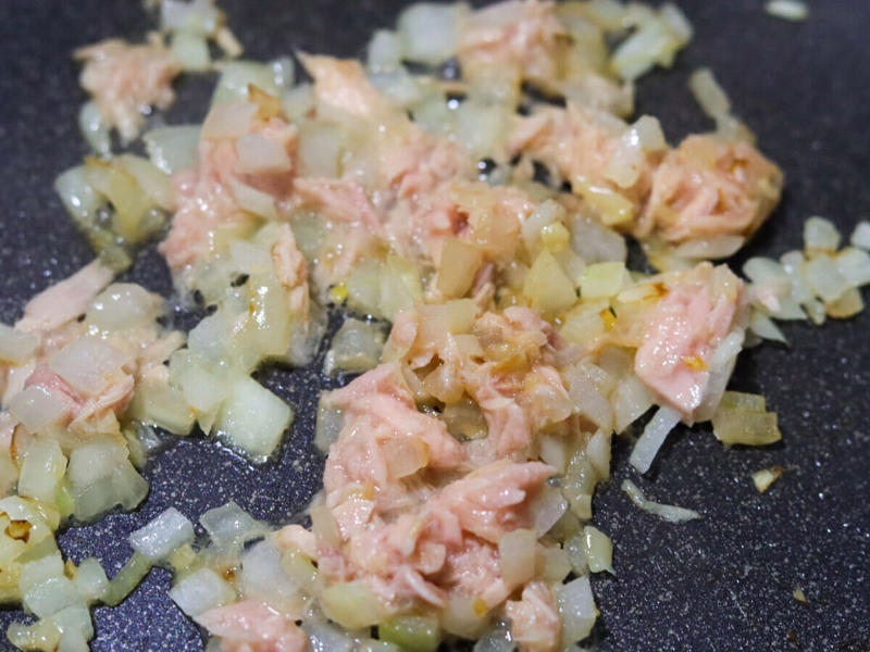 コウケンテツさんの「ツナトマトパスタ」を作るのにかかる時間, コウケンテツさんの「ツナトマトパスタ」のカロリー, コウケンテツさんの「ツナトマトパスタ」再現レシピ, ツナトマトパスタの材料（2人分）, ツナトマトパスタの作り方, 簡単アレンジ！「ツナとしめじのトマトパスタ」