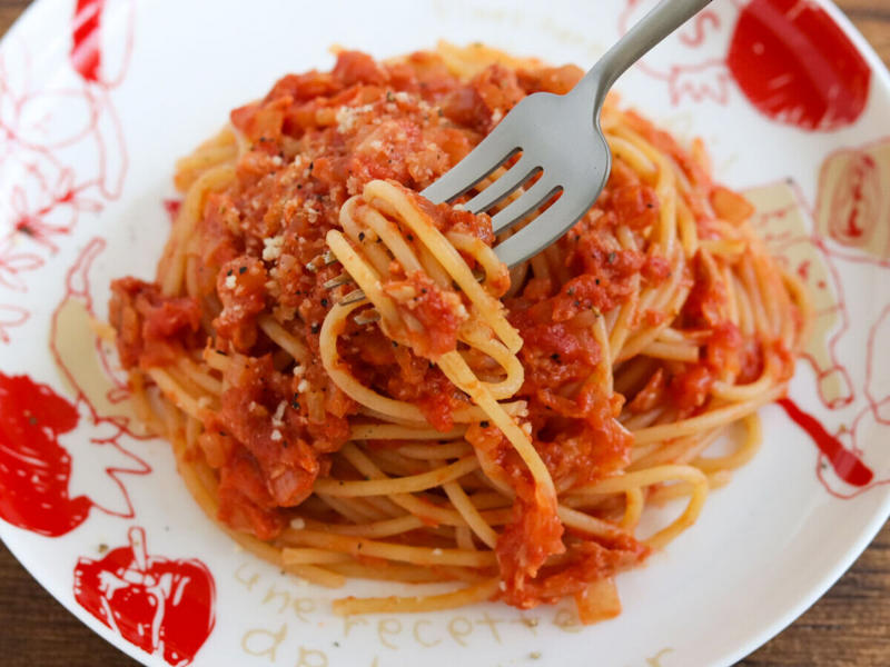 コウケンテツさんの「ツナトマトパスタ」を作るのにかかる時間, コウケンテツさんの「ツナトマトパスタ」のカロリー, コウケンテツさんの「ツナトマトパスタ」再現レシピ, ツナトマトパスタの材料（2人分）, ツナトマトパスタの作り方, 簡単アレンジ！「ツナとしめじのトマトパスタ」