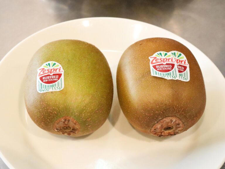 見た目からびっくり！中が赤いキウイ, 甘くてジューシー！想像以上のおいしさ, 食べごろの見分け方＆保存方法, 今の時期にしか出会えない、特別なキウイ, 気づけば爆買い…！でも大満足のお買い物