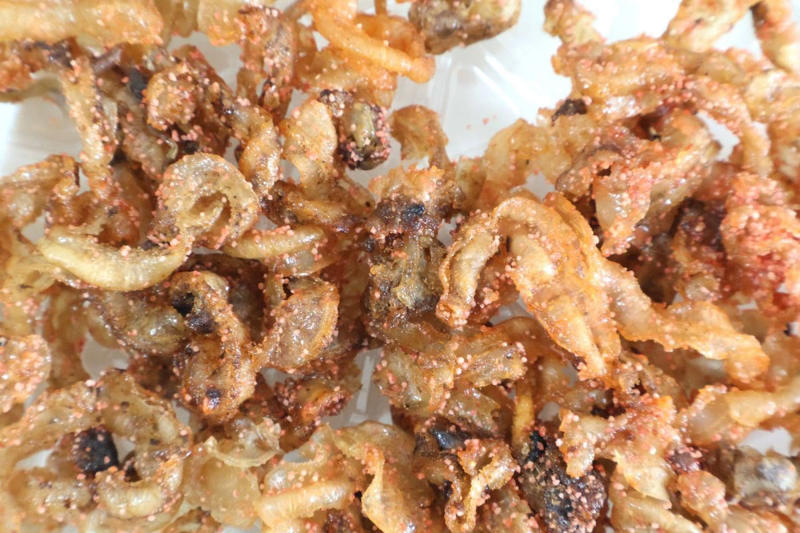 あやうく素通り!? パッケージは地味だけど期待大の「焼き貝ひも明太子」, 噛むほどに旨味がじゅわ〜！明太子のピリ辛でお酒が止まらない, 【絶品アレンジ】マヨ＋大葉でさらに“ギルティ”なおつまみに変身！, 【結論】ドンキの「地味だけど超わかってる系おつまみ」は発掘の価値あり