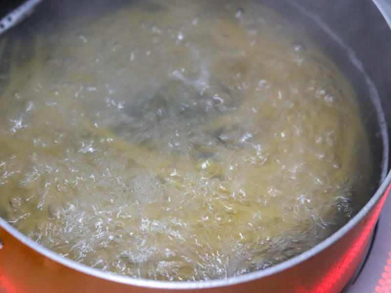 コウケンテツさんの「ツナトマトパスタ」を作るのにかかる時間, コウケンテツさんの「ツナトマトパスタ」のカロリー, コウケンテツさんの「ツナトマトパスタ」再現レシピ, ツナトマトパスタの材料（2人分）, ツナトマトパスタの作り方, 簡単アレンジ！「ツナとしめじのトマトパスタ」