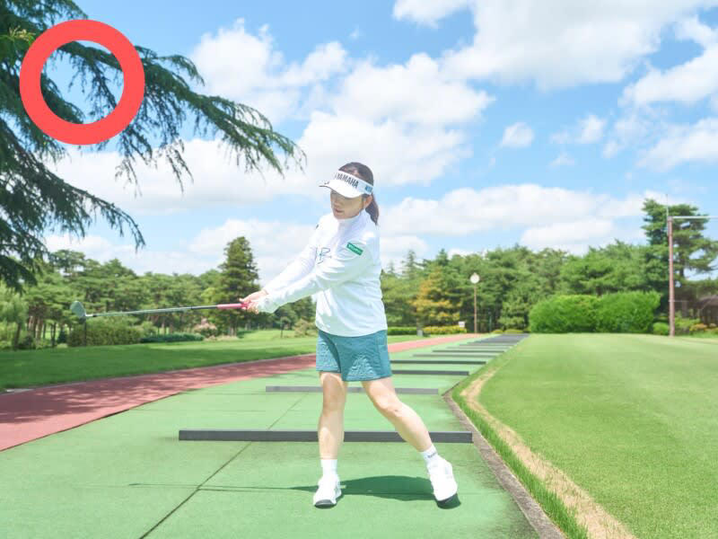 有村智恵、ラウンドに向けた朝の準備を解説！, 有村智恵のプロフィール, 【ほぐす】動的ストレッチで自然に「ほぐす」, ”握らない”グリップで素振りをする, 【広げる】足でクラブを振る感覚を覚える, なるべく遠くにヘッドを上げるイメージが〇, 【締める】広げた可動域を実戦向けに締める, 腸腰筋が縮んでいると腰が伸ばせない, 「段階的練習」で”脳”にラウンドへの準備をうながす, 【片手打ち】手の役割を知るために片手打ちは必須の練習, 始動でコッキングするのが○, 右手は手打ちになりやすい, 左手は軸ズレやワキがあきやすい, 【両手打ち】徐々にスタンス幅を広げながらスイング幅を大きくしていく, トップは前傾角度がキープできるところまで, 有村智恵のプロフィール