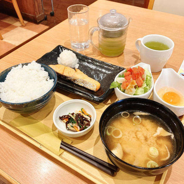 ココスでは、869円の「和食定食」を販売中です。, 自分好みの定食にアレンジできます。, 銀鮭は、脂がのっていて濃厚な味わい。, 豚汁は白米が進む味！, 卵かけごはんも楽しめちゃいます。, 季節の小鉢やサラダもついてきて、満足度が高いです。, 朝はお得にドリンクバーが楽しめるのも魅力です。, 和食メニューも、期待を上回るおいしさでした！, モーニングといえば、ロイヤルホストの「ロイヤルホストモーニング ～コーンのポタージュ・サラダ付～」もおすすめ！