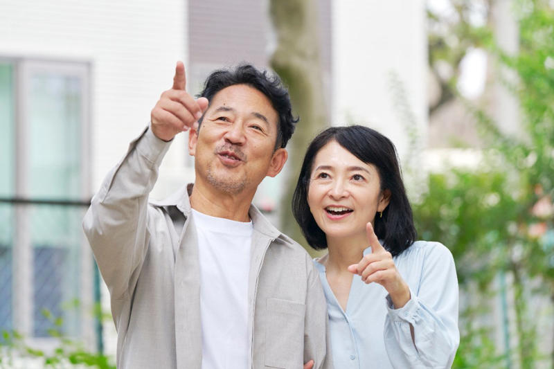 65歳以上の無職夫婦世帯における家計の収支状況, 夫婦二人暮らし・無職世帯の家計収支内訳, エンゲル係数から見る食費の割合, 65歳以上の無職夫婦世帯、平均貯蓄額はいくら？, 貯蓄額の推移と種類別の内訳, 有職世帯も含む65歳以上の貯蓄額データ, 貯蓄額の分布で見る世帯間の実情（2024年）, 国民年金と厚生年金の平均受給額と男女差, 年金制度別の平均月額と個人差について, 国民年金（老齢基礎年金）の平均月額, 厚生年金（国民年金部分を含む）の平均月額, データで見る高齢者世帯の生活実感, 生活意識に関する調査結果, 公的年金のみで生活する高齢者世帯の割合は？
