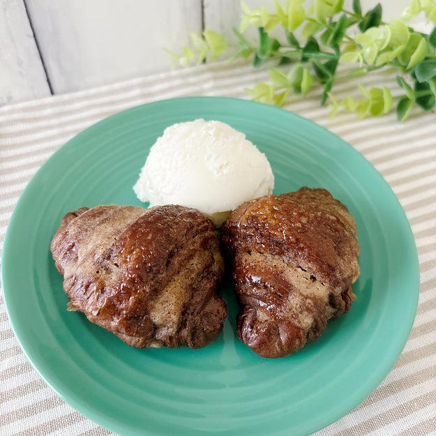 食パンが劇的においしくなる、魔法のようなスプレッドを見つけました！, クイニーアマンのような、カリッとした食感を楽しめるスプレッド。, ふわふわで塗りやすいのが高ポイント。, あっという間にカリカリのパンに変身！, 本当にクイニーアマンそっくりでした。, カリカリ＆サクサクの食感が贅沢！, クロワッサンなど、他のパンに塗ってもおいしいですよ。, 朝食にもおやつにもできる、絶品スプレッドです。