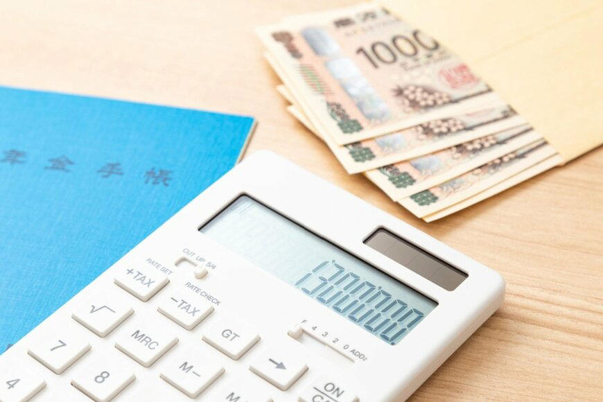 厚生年金と国民年金の仕組みをわかりやすく解説, 【2026年度】年金額のモデルケース「標準夫婦」はいくらだったか, 「年金の手取り額」は毎年6月に送付される「年金振込通知書」で確認を, 厚生年金・国民年金のリアルな平均受給額をデータで確認, 「厚生年金」の平均年金月額, 「国民年金（老齢基礎年金）」の平均年金月額, 【2026年度】公的年金と年金生活者支援給付金の改定内容とは？, 2026年度は国民年金（基礎年金）が1.9％、厚生年金（報酬比例部分）が2.0％の引上げ, 2026年度の年金生活者支援給付金は3.2％の引き上げ, 将来の年金生活に備えて今からできること