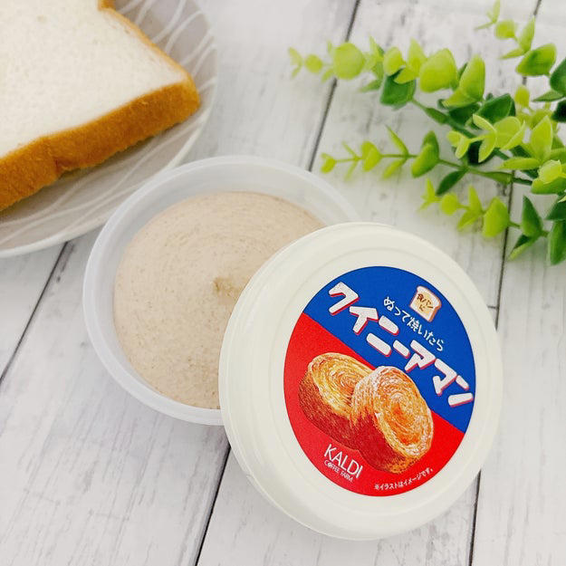 食パンが劇的においしくなる、魔法のようなスプレッドを見つけました！, クイニーアマンのような、カリッとした食感を楽しめるスプレッド。, ふわふわで塗りやすいのが高ポイント。, あっという間にカリカリのパンに変身！, 本当にクイニーアマンそっくりでした。, カリカリ＆サクサクの食感が贅沢！, クロワッサンなど、他のパンに塗ってもおいしいですよ。, 朝食にもおやつにもできる、絶品スプレッドです。