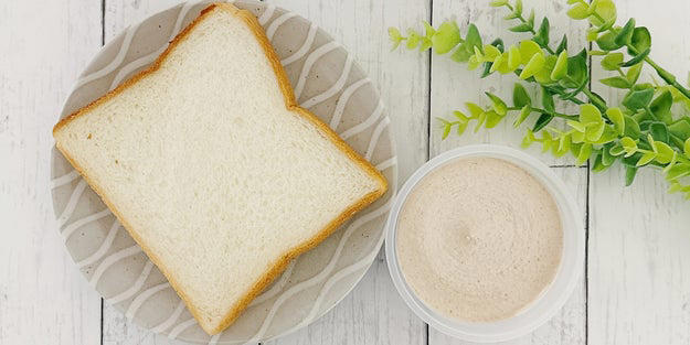 食パンが劇的においしくなる、魔法のようなスプレッドを見つけました！, クイニーアマンのような、カリッとした食感を楽しめるスプレッド。, ふわふわで塗りやすいのが高ポイント。, あっという間にカリカリのパンに変身！, 本当にクイニーアマンそっくりでした。, カリカリ＆サクサクの食感が贅沢！, クロワッサンなど、他のパンに塗ってもおいしいですよ。, 朝食にもおやつにもできる、絶品スプレッドです。