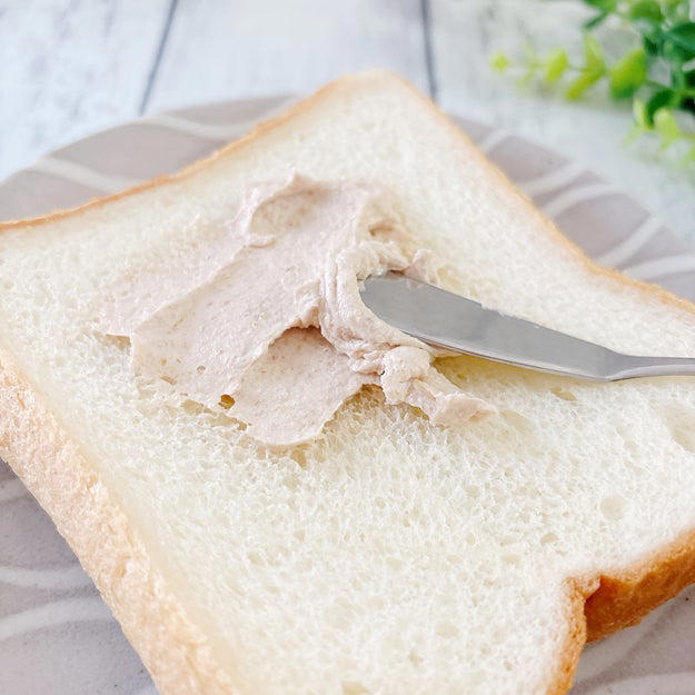 食パンが劇的においしくなる、魔法のようなスプレッドを見つけました！, クイニーアマンのような、カリッとした食感を楽しめるスプレッド。, ふわふわで塗りやすいのが高ポイント。, あっという間にカリカリのパンに変身！, 本当にクイニーアマンそっくりでした。, カリカリ＆サクサクの食感が贅沢！, クロワッサンなど、他のパンに塗ってもおいしいですよ。, 朝食にもおやつにもできる、絶品スプレッドです。