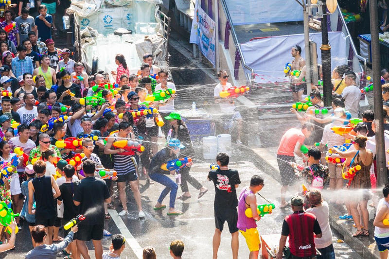 1. วางแผนเส้นทางเลี่ยง “จุดเสี่ยง”, 2. เลือกใช้ระบบขนส่งสาธารณะที่เหมาะสม, 3. การแต่งตัวและไอเทมกันน้ำต้องพร้อม, 1. ศิลปะการเจรจา: ปฏิเสธอย่างไรไม่ให้มีเรื่อง, 2. วิธีรับมือกรณี “พูดดีๆ แล้วยังโดนสาด”, 3. เมื่อของเสียหายหรือเกิดเหตุเกินเลย เปิดข้อกฎหมายและแจ้งความ