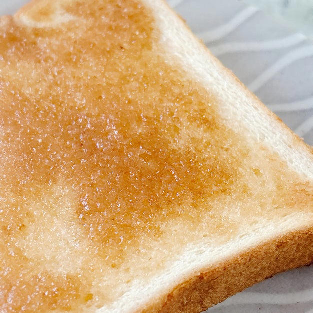 食パンが劇的においしくなる、魔法のようなスプレッドを見つけました！, クイニーアマンのような、カリッとした食感を楽しめるスプレッド。, ふわふわで塗りやすいのが高ポイント。, あっという間にカリカリのパンに変身！, 本当にクイニーアマンそっくりでした。, カリカリ＆サクサクの食感が贅沢！, クロワッサンなど、他のパンに塗ってもおいしいですよ。, 朝食にもおやつにもできる、絶品スプレッドです。