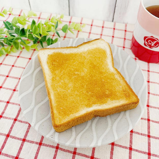 食パンが劇的においしくなる、魔法のようなスプレッドを見つけました！, クイニーアマンのような、カリッとした食感を楽しめるスプレッド。, ふわふわで塗りやすいのが高ポイント。, あっという間にカリカリのパンに変身！, 本当にクイニーアマンそっくりでした。, カリカリ＆サクサクの食感が贅沢！, クロワッサンなど、他のパンに塗ってもおいしいですよ。, 朝食にもおやつにもできる、絶品スプレッドです。