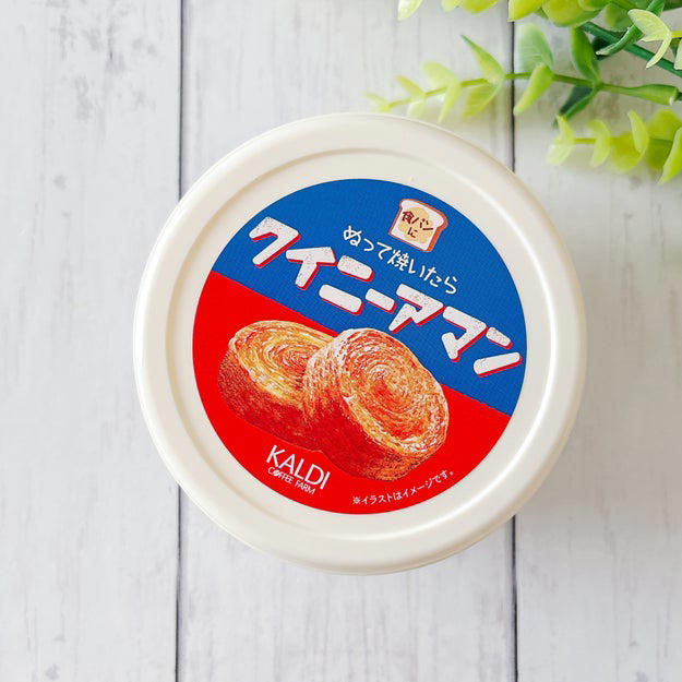 食パンが劇的においしくなる、魔法のようなスプレッドを見つけました！, クイニーアマンのような、カリッとした食感を楽しめるスプレッド。, ふわふわで塗りやすいのが高ポイント。, あっという間にカリカリのパンに変身！, 本当にクイニーアマンそっくりでした。, カリカリ＆サクサクの食感が贅沢！, クロワッサンなど、他のパンに塗ってもおいしいですよ。, 朝食にもおやつにもできる、絶品スプレッドです。