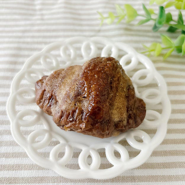 食パンが劇的においしくなる、魔法のようなスプレッドを見つけました！, クイニーアマンのような、カリッとした食感を楽しめるスプレッド。, ふわふわで塗りやすいのが高ポイント。, あっという間にカリカリのパンに変身！, 本当にクイニーアマンそっくりでした。, カリカリ＆サクサクの食感が贅沢！, クロワッサンなど、他のパンに塗ってもおいしいですよ。, 朝食にもおやつにもできる、絶品スプレッドです。