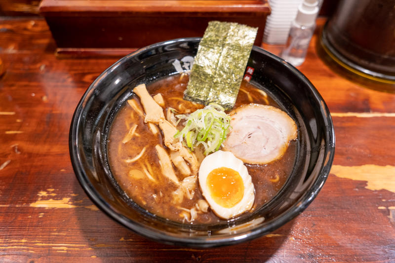 10時間煮込んだ豚骨スープがとろり『豚骨味噌ラーメン じゃぐら高円寺』, 『豚骨味噌ラーメン じゃぐら高円寺』店舗詳細, 深夜ににぎわう新潟・燕三条のご当地ラーメン店『背脂中華そばと餃子 福鳳』, 『背脂中華そばと餃子 福鳳』店舗詳細, 商店街のくさくないとんこつラーメン『とんこつ拉麺 漣』, 『とんこつ拉麺 漣』店舗詳細, 全国のラーメンを食べ歩いたマニアの店『麺屋 賢太郎』, 『麺屋 賢太郎』店舗詳細, “くさうまスープ”の虜になる『ラーメン 健太』, 『ラーメン 健太』店舗詳細, 太麺のなめらかさをつけ麺で味わう人気店『麺屋はやしまる』, 『麺屋はやしまる』店舗詳細, 深夜に働く人たちにも野菜を。体も気遣う『らーめん一蔵』, 『らーめん一蔵』店舗詳細, チャーシューたっぷりでやさしい味が魅力『喜多方ラーメン坂内 高円寺北口店』, 『喜多方ラーメン坂内 高円寺北口店』店舗詳細, 秘伝の味噌ダレがポイント『味噌ラーメン専門店 味噌一 高円寺店』, 『味噌ラーメン専門店 味噌一 高円寺店』店舗詳細, シンプルなメニューでも満足感あり『麺処 田ぶし 高円寺本店』, 『麺処 田ぶし 高円寺本店』店舗詳細, 飲んで食べて締めにラーメンを『二階麺肴酒店 黒黒黒』, 『二階麺肴酒店 黒黒黒』店舗詳細