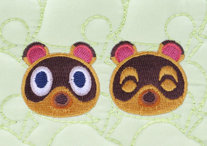 あつ森の大容量ポーチが登場！, まめきち＆つぶきちの刺しゅうが可愛い♡, 刺しゅうデザインで高見え, 爽やかなグリーンと葉っぱ柄, 180度ガバッと開いて使いやすい！, 中央の仕切りはファスナーポケット, サイドにはゴム入りポケットが2つ, 広めのオープンポケット付き, 大容量サイズでコスメをたっぷり収納, ステーショナリーケースとしてもおすすめ, 同日発売のアイテムも見逃せません♪, 付録レビューをお届けしました