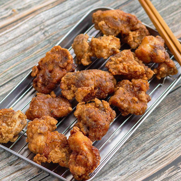だしパックを入れた鶏の唐揚げ, 作り方：① 鶏もも肉は筋と余分な脂を取り除き、食べやすい大きさに切る。, ② ポリ袋に①と袋から開けただしパックと【A】を入れてよくもみ込み、冷蔵庫で30分ほど漬ける。, ③ 揚げ物用の鍋に揚げ油を底から3cmほどの高さまで注ぎ、170℃まで加熱する。片栗粉をまぶした②を入れて、火が通るまで3〜4分ほど揚げたら、完成！, 意外と濃厚な和風テイストの唐揚げ！