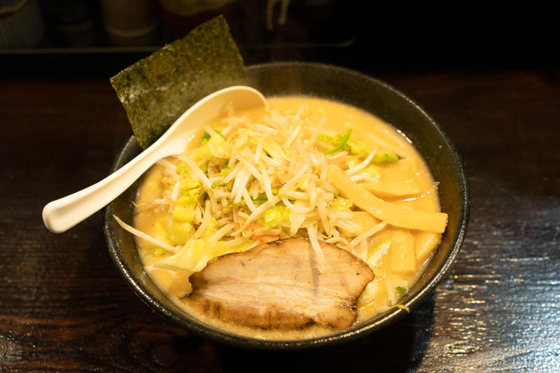10時間煮込んだ豚骨スープがとろり『豚骨味噌ラーメン じゃぐら高円寺』, 『豚骨味噌ラーメン じゃぐら高円寺』店舗詳細, 深夜ににぎわう新潟・燕三条のご当地ラーメン店『背脂中華そばと餃子 福鳳』, 『背脂中華そばと餃子 福鳳』店舗詳細, 商店街のくさくないとんこつラーメン『とんこつ拉麺 漣』, 『とんこつ拉麺 漣』店舗詳細, 全国のラーメンを食べ歩いたマニアの店『麺屋 賢太郎』, 『麺屋 賢太郎』店舗詳細, “くさうまスープ”の虜になる『ラーメン 健太』, 『ラーメン 健太』店舗詳細, 太麺のなめらかさをつけ麺で味わう人気店『麺屋はやしまる』, 『麺屋はやしまる』店舗詳細, 深夜に働く人たちにも野菜を。体も気遣う『らーめん一蔵』, 『らーめん一蔵』店舗詳細, チャーシューたっぷりでやさしい味が魅力『喜多方ラーメン坂内 高円寺北口店』, 『喜多方ラーメン坂内 高円寺北口店』店舗詳細, 秘伝の味噌ダレがポイント『味噌ラーメン専門店 味噌一 高円寺店』, 『味噌ラーメン専門店 味噌一 高円寺店』店舗詳細, シンプルなメニューでも満足感あり『麺処 田ぶし 高円寺本店』, 『麺処 田ぶし 高円寺本店』店舗詳細, 飲んで食べて締めにラーメンを『二階麺肴酒店 黒黒黒』, 『二階麺肴酒店 黒黒黒』店舗詳細