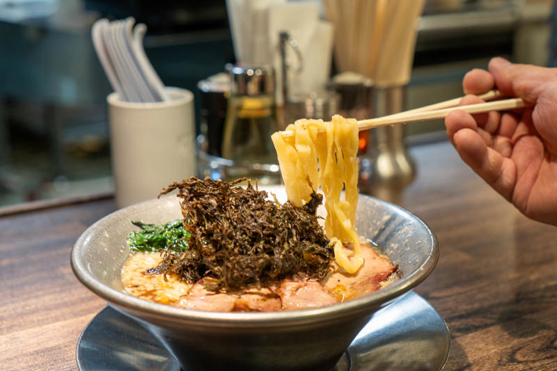 10時間煮込んだ豚骨スープがとろり『豚骨味噌ラーメン じゃぐら高円寺』, 『豚骨味噌ラーメン じゃぐら高円寺』店舗詳細, 深夜ににぎわう新潟・燕三条のご当地ラーメン店『背脂中華そばと餃子 福鳳』, 『背脂中華そばと餃子 福鳳』店舗詳細, 商店街のくさくないとんこつラーメン『とんこつ拉麺 漣』, 『とんこつ拉麺 漣』店舗詳細, 全国のラーメンを食べ歩いたマニアの店『麺屋 賢太郎』, 『麺屋 賢太郎』店舗詳細, “くさうまスープ”の虜になる『ラーメン 健太』, 『ラーメン 健太』店舗詳細, 太麺のなめらかさをつけ麺で味わう人気店『麺屋はやしまる』, 『麺屋はやしまる』店舗詳細, 深夜に働く人たちにも野菜を。体も気遣う『らーめん一蔵』, 『らーめん一蔵』店舗詳細, チャーシューたっぷりでやさしい味が魅力『喜多方ラーメン坂内 高円寺北口店』, 『喜多方ラーメン坂内 高円寺北口店』店舗詳細, 秘伝の味噌ダレがポイント『味噌ラーメン専門店 味噌一 高円寺店』, 『味噌ラーメン専門店 味噌一 高円寺店』店舗詳細, シンプルなメニューでも満足感あり『麺処 田ぶし 高円寺本店』, 『麺処 田ぶし 高円寺本店』店舗詳細, 飲んで食べて締めにラーメンを『二階麺肴酒店 黒黒黒』, 『二階麺肴酒店 黒黒黒』店舗詳細