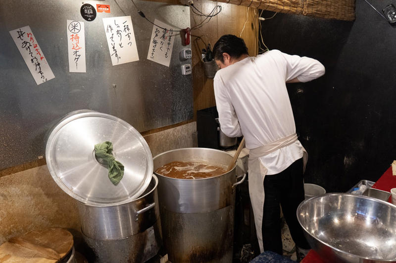 10時間煮込んだ豚骨スープがとろり『豚骨味噌ラーメン じゃぐら高円寺』, 『豚骨味噌ラーメン じゃぐら高円寺』店舗詳細, 深夜ににぎわう新潟・燕三条のご当地ラーメン店『背脂中華そばと餃子 福鳳』, 『背脂中華そばと餃子 福鳳』店舗詳細, 商店街のくさくないとんこつラーメン『とんこつ拉麺 漣』, 『とんこつ拉麺 漣』店舗詳細, 全国のラーメンを食べ歩いたマニアの店『麺屋 賢太郎』, 『麺屋 賢太郎』店舗詳細, “くさうまスープ”の虜になる『ラーメン 健太』, 『ラーメン 健太』店舗詳細, 太麺のなめらかさをつけ麺で味わう人気店『麺屋はやしまる』, 『麺屋はやしまる』店舗詳細, 深夜に働く人たちにも野菜を。体も気遣う『らーめん一蔵』, 『らーめん一蔵』店舗詳細, チャーシューたっぷりでやさしい味が魅力『喜多方ラーメン坂内 高円寺北口店』, 『喜多方ラーメン坂内 高円寺北口店』店舗詳細, 秘伝の味噌ダレがポイント『味噌ラーメン専門店 味噌一 高円寺店』, 『味噌ラーメン専門店 味噌一 高円寺店』店舗詳細, シンプルなメニューでも満足感あり『麺処 田ぶし 高円寺本店』, 『麺処 田ぶし 高円寺本店』店舗詳細, 飲んで食べて締めにラーメンを『二階麺肴酒店 黒黒黒』, 『二階麺肴酒店 黒黒黒』店舗詳細