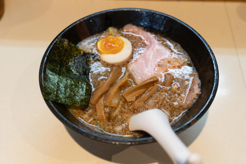 10時間煮込んだ豚骨スープがとろり『豚骨味噌ラーメン じゃぐら高円寺』, 『豚骨味噌ラーメン じゃぐら高円寺』店舗詳細, 深夜ににぎわう新潟・燕三条のご当地ラーメン店『背脂中華そばと餃子 福鳳』, 『背脂中華そばと餃子 福鳳』店舗詳細, 商店街のくさくないとんこつラーメン『とんこつ拉麺 漣』, 『とんこつ拉麺 漣』店舗詳細, 全国のラーメンを食べ歩いたマニアの店『麺屋 賢太郎』, 『麺屋 賢太郎』店舗詳細, “くさうまスープ”の虜になる『ラーメン 健太』, 『ラーメン 健太』店舗詳細, 太麺のなめらかさをつけ麺で味わう人気店『麺屋はやしまる』, 『麺屋はやしまる』店舗詳細, 深夜に働く人たちにも野菜を。体も気遣う『らーめん一蔵』, 『らーめん一蔵』店舗詳細, チャーシューたっぷりでやさしい味が魅力『喜多方ラーメン坂内 高円寺北口店』, 『喜多方ラーメン坂内 高円寺北口店』店舗詳細, 秘伝の味噌ダレがポイント『味噌ラーメン専門店 味噌一 高円寺店』, 『味噌ラーメン専門店 味噌一 高円寺店』店舗詳細, シンプルなメニューでも満足感あり『麺処 田ぶし 高円寺本店』, 『麺処 田ぶし 高円寺本店』店舗詳細, 飲んで食べて締めにラーメンを『二階麺肴酒店 黒黒黒』, 『二階麺肴酒店 黒黒黒』店舗詳細