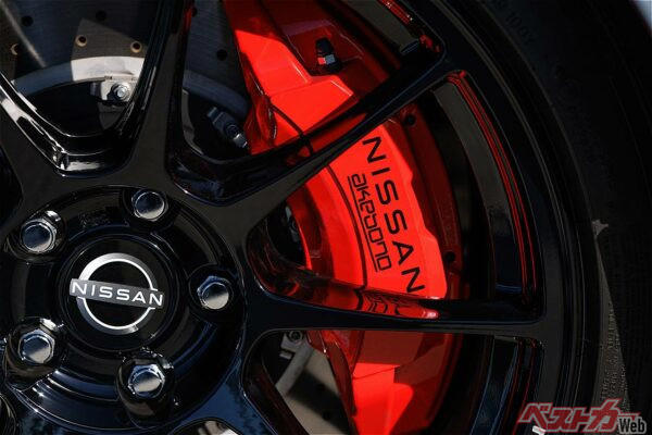 待望のNISMO 6速MT仕様とその専用チューニング, GT-R譲りのブレーキと徹底した軽量化で走りを研ぎ澄ます, 初代S30を彷彿とさせるフロントマスクへの刷新, インテリアの質感向上とサーキット走行を見据えた改良