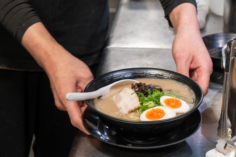 10時間煮込んだ豚骨スープがとろり『豚骨味噌ラーメン じゃぐら高円寺』, 『豚骨味噌ラーメン じゃぐら高円寺』店舗詳細, 深夜ににぎわう新潟・燕三条のご当地ラーメン店『背脂中華そばと餃子 福鳳』, 『背脂中華そばと餃子 福鳳』店舗詳細, 商店街のくさくないとんこつラーメン『とんこつ拉麺 漣』, 『とんこつ拉麺 漣』店舗詳細, 全国のラーメンを食べ歩いたマニアの店『麺屋 賢太郎』, 『麺屋 賢太郎』店舗詳細, “くさうまスープ”の虜になる『ラーメン 健太』, 『ラーメン 健太』店舗詳細, 太麺のなめらかさをつけ麺で味わう人気店『麺屋はやしまる』, 『麺屋はやしまる』店舗詳細, 深夜に働く人たちにも野菜を。体も気遣う『らーめん一蔵』, 『らーめん一蔵』店舗詳細, チャーシューたっぷりでやさしい味が魅力『喜多方ラーメン坂内 高円寺北口店』, 『喜多方ラーメン坂内 高円寺北口店』店舗詳細, 秘伝の味噌ダレがポイント『味噌ラーメン専門店 味噌一 高円寺店』, 『味噌ラーメン専門店 味噌一 高円寺店』店舗詳細, シンプルなメニューでも満足感あり『麺処 田ぶし 高円寺本店』, 『麺処 田ぶし 高円寺本店』店舗詳細, 飲んで食べて締めにラーメンを『二階麺肴酒店 黒黒黒』, 『二階麺肴酒店 黒黒黒』店舗詳細