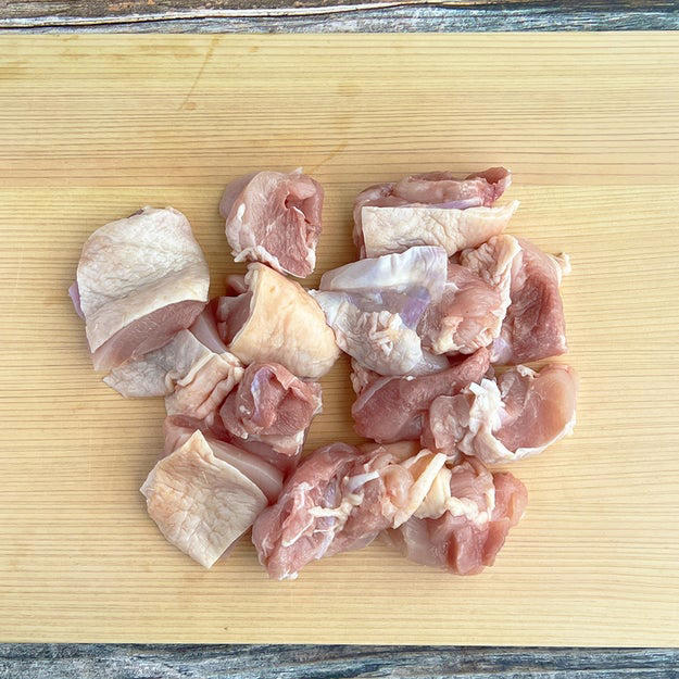 だしパックを入れた鶏の唐揚げ, 作り方：① 鶏もも肉は筋と余分な脂を取り除き、食べやすい大きさに切る。, ② ポリ袋に①と袋から開けただしパックと【A】を入れてよくもみ込み、冷蔵庫で30分ほど漬ける。, ③ 揚げ物用の鍋に揚げ油を底から3cmほどの高さまで注ぎ、170℃まで加熱する。片栗粉をまぶした②を入れて、火が通るまで3〜4分ほど揚げたら、完成！, 意外と濃厚な和風テイストの唐揚げ！
