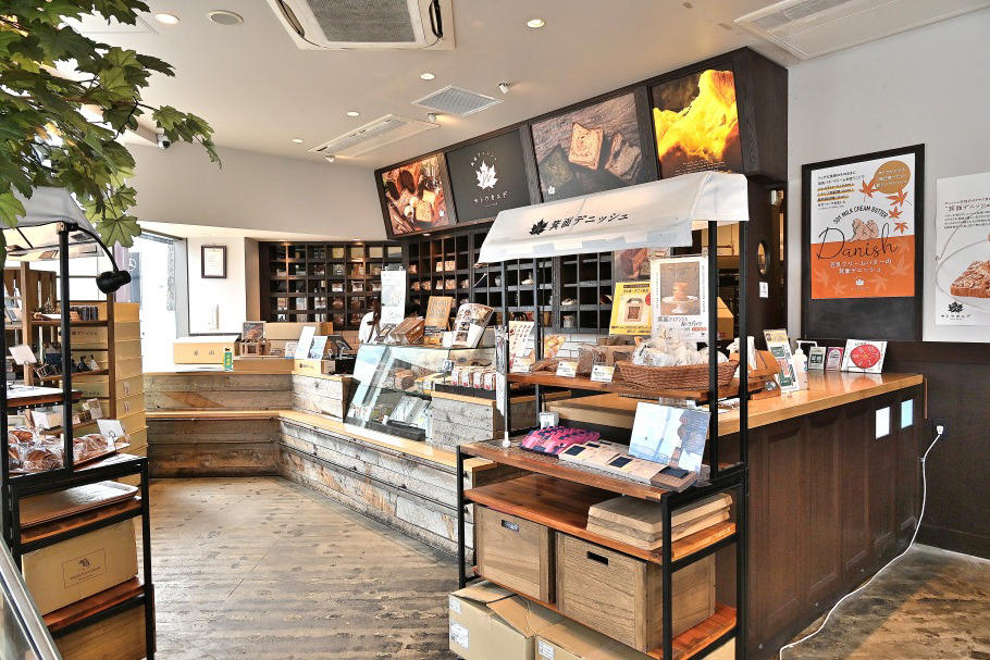 唯一無二の“箕面ブランド”を磨き続ける、デニッシュ食パン専門店, 国産バター100%の贅沢「箕面デニッシュ【極】」, SNSで話題の「おさるもめくるクロワッサン」, 今度の週末は、少しだけ足を伸ばして至福のデニッシュ体験をしてみませんか？