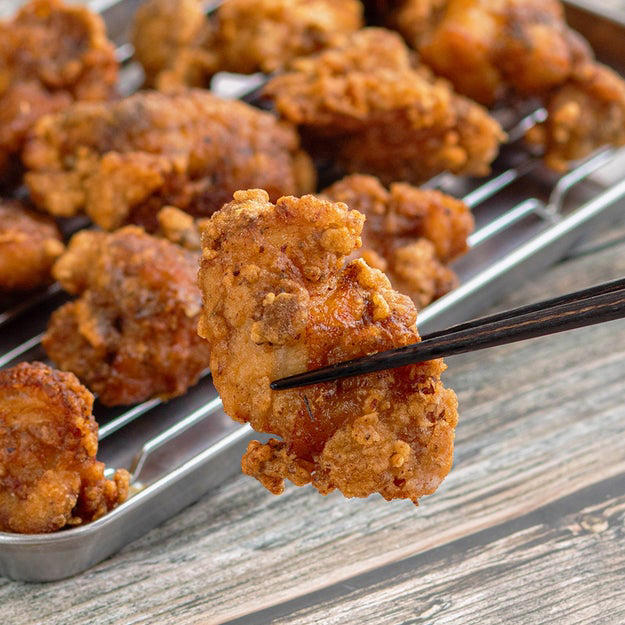 だしパックを入れた鶏の唐揚げ, 作り方：① 鶏もも肉は筋と余分な脂を取り除き、食べやすい大きさに切る。, ② ポリ袋に①と袋から開けただしパックと【A】を入れてよくもみ込み、冷蔵庫で30分ほど漬ける。, ③ 揚げ物用の鍋に揚げ油を底から3cmほどの高さまで注ぎ、170℃まで加熱する。片栗粉をまぶした②を入れて、火が通るまで3〜4分ほど揚げたら、完成！, 意外と濃厚な和風テイストの唐揚げ！