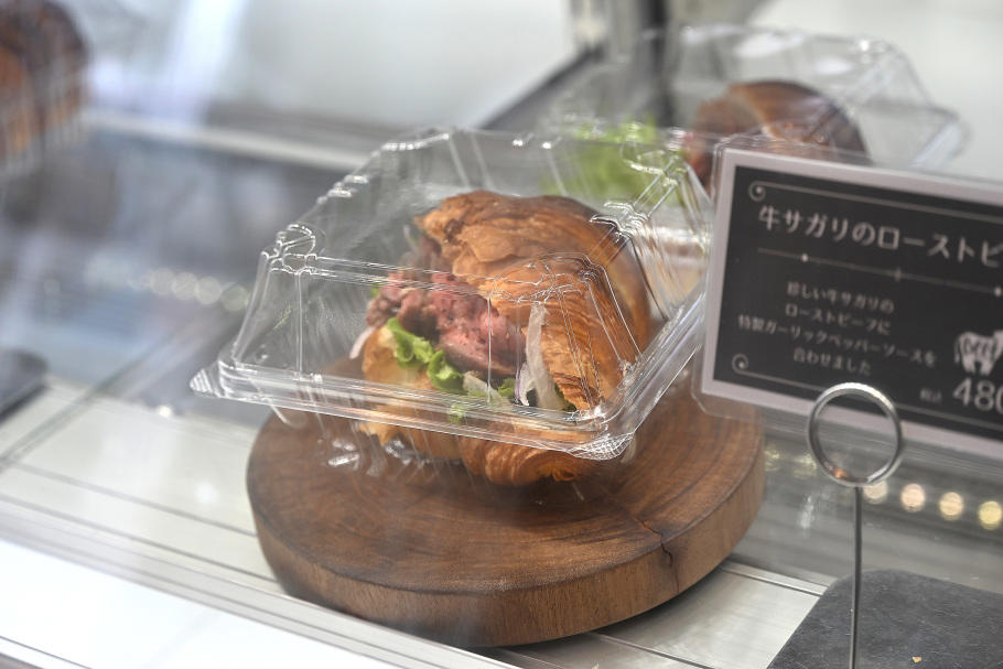 唯一無二の“箕面ブランド”を磨き続ける、デニッシュ食パン専門店, 国産バター100%の贅沢「箕面デニッシュ【極】」, SNSで話題の「おさるもめくるクロワッサン」, 今度の週末は、少しだけ足を伸ばして至福のデニッシュ体験をしてみませんか？