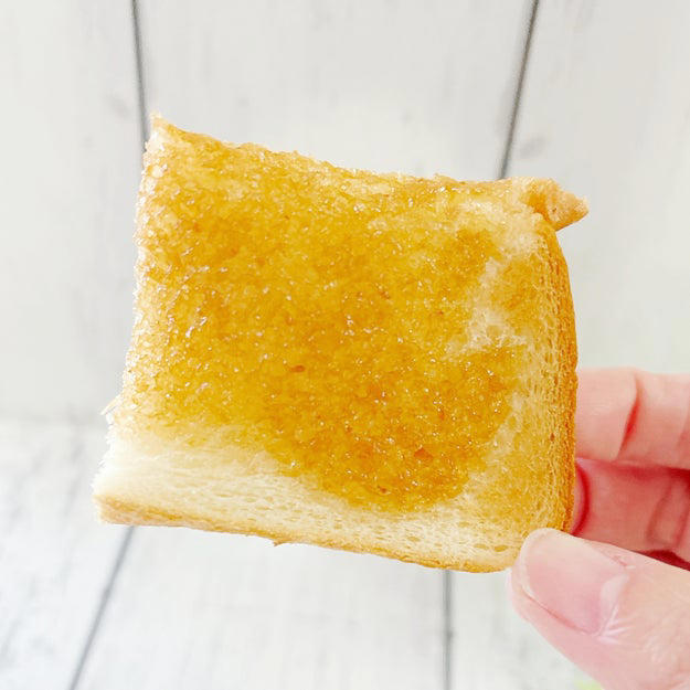 食パンが劇的においしくなる、魔法のようなスプレッドを見つけました！, クイニーアマンのような、カリッとした食感を楽しめるスプレッド。, ふわふわで塗りやすいのが高ポイント。, あっという間にカリカリのパンに変身！, 本当にクイニーアマンそっくりでした。, カリカリ＆サクサクの食感が贅沢！, クロワッサンなど、他のパンに塗ってもおいしいですよ。, 朝食にもおやつにもできる、絶品スプレッドです。