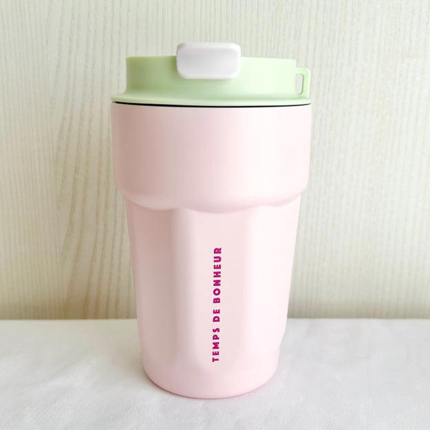 アフタヌーンティーの「優秀ボトル＆タンブラー」をまとめました！, 1.「ロゴワークスエッジボトル 1L」, 持ち歩きやすいのも嬉しいポイント。, 使いやすい工夫がいろいろ詰まっています。, 2.「ステンレスタンブラー 350ml」, 使い勝手がよくて、スムーズに飲み物が飲める！, 飲み頃をキープしてくれてありがたい！, 3.「イニシャルステンレスタンブラー 400ml」, 気持ちよさそうに眠る猫とうさぎが描かれていました。, フタには飲み口も付いていて、飲みやすい。