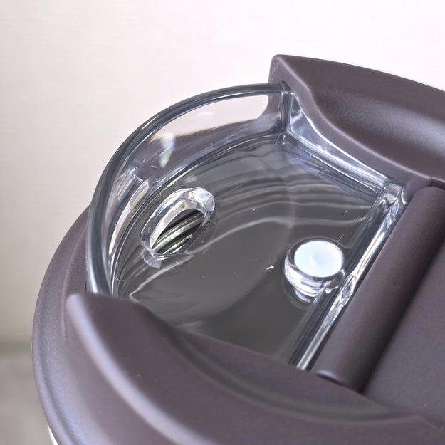 アフタヌーンティーの「優秀ボトル＆タンブラー」をまとめました！, 1.「ロゴワークスエッジボトル 1L」, 持ち歩きやすいのも嬉しいポイント。, 使いやすい工夫がいろいろ詰まっています。, 2.「ステンレスタンブラー 350ml」, 使い勝手がよくて、スムーズに飲み物が飲める！, 飲み頃をキープしてくれてありがたい！, 3.「イニシャルステンレスタンブラー 400ml」, 気持ちよさそうに眠る猫とうさぎが描かれていました。, フタには飲み口も付いていて、飲みやすい。