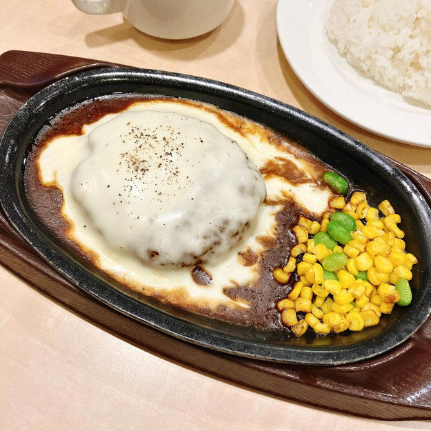 ラウールさんもハマった、ガストの「人気メニュー」を食べてみました！, ランチタイムがお得です！, ふっくらとしたハンバーグに、チーズがたっぷりとかかっています！, ひと口食べると、濃厚なチーズの風味が口いっぱいに広がります。, 付け合わせのコーンと枝豆は、甘みと食感がクセになります。, おかわり自由なスープの存在もうれしいです。, ガストに行くたびに、このメニューばかり頼んでしまいそう。