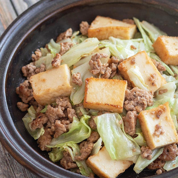 キャベツと厚揚げのごまみそ炒め, 【キャベツで作る最強のおかず】「おかわりまだある？」「ご飯3杯いける」家族が無言でがっつく簡単炒め物レシピ, なすと豚こまの生姜焼き, 【生姜焼きになす入れないなんて損】ウチでは普通のより人気です。簡単「なすと豚こまの生姜焼き」レシピ, ブロッコリーミートローフ, 【ウチではハンバーグより人気！】「こっちのほうが手間いらず」「野菜嫌いの子どもがパクパク食べた」家族ウケ抜群の簡単おかずレシピ, 【巻いて焼くだけ】春キャベツをおいしく食べるならこれ。「気づいたらご飯なくなってた」「お弁当に入れたら秒で完食」ご飯が止まらない肉巻きおかず
