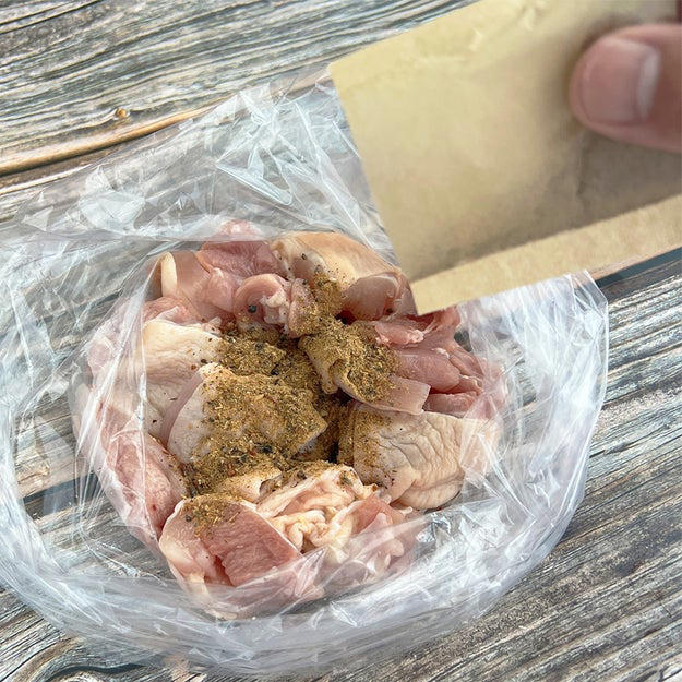 だしパックを入れた鶏の唐揚げ, 作り方：① 鶏もも肉は筋と余分な脂を取り除き、食べやすい大きさに切る。, ② ポリ袋に①と袋から開けただしパックと【A】を入れてよくもみ込み、冷蔵庫で30分ほど漬ける。, ③ 揚げ物用の鍋に揚げ油を底から3cmほどの高さまで注ぎ、170℃まで加熱する。片栗粉をまぶした②を入れて、火が通るまで3〜4分ほど揚げたら、完成！, 意外と濃厚な和風テイストの唐揚げ！
