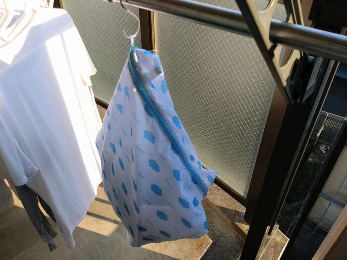 乾かしたいけれど、とにかくジャマ！, キッチンで乾かさなくてもよし！, 1.洗ったプラ容器を洗濯ネットに入れる, 2.物干し竿にフックに吊り下げて干す, 乾きにくい保存容器は「窓ぎわ」で乾かす