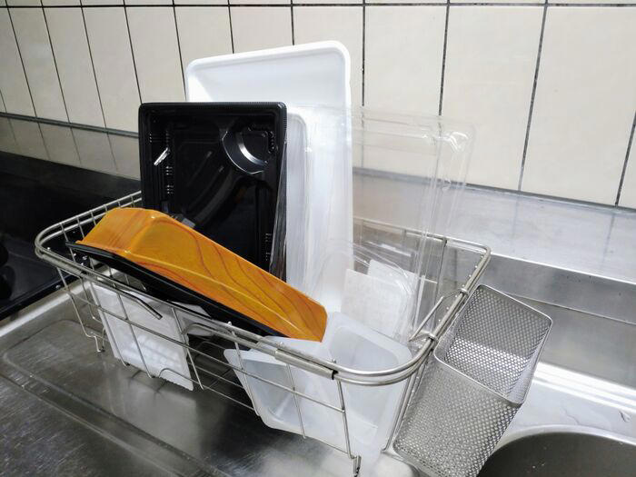 乾かしたいけれど、とにかくジャマ！, キッチンで乾かさなくてもよし！, 1.洗ったプラ容器を洗濯ネットに入れる, 2.物干し竿にフックに吊り下げて干す, 乾きにくい保存容器は「窓ぎわ」で乾かす