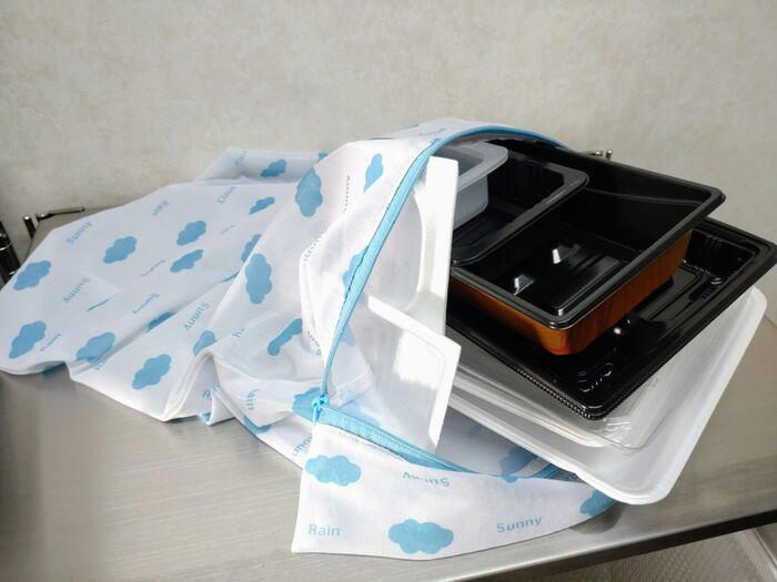 乾かしたいけれど、とにかくジャマ！, キッチンで乾かさなくてもよし！, 1.洗ったプラ容器を洗濯ネットに入れる, 2.物干し竿にフックに吊り下げて干す, 乾きにくい保存容器は「窓ぎわ」で乾かす