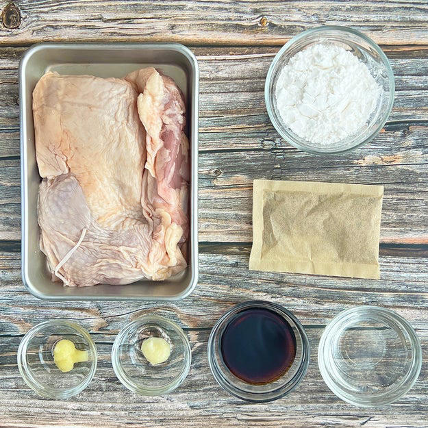 だしパックを入れた鶏の唐揚げ, 作り方：① 鶏もも肉は筋と余分な脂を取り除き、食べやすい大きさに切る。, ② ポリ袋に①と袋から開けただしパックと【A】を入れてよくもみ込み、冷蔵庫で30分ほど漬ける。, ③ 揚げ物用の鍋に揚げ油を底から3cmほどの高さまで注ぎ、170℃まで加熱する。片栗粉をまぶした②を入れて、火が通るまで3〜4分ほど揚げたら、完成！, 意外と濃厚な和風テイストの唐揚げ！