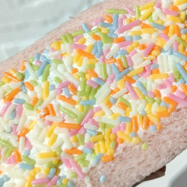 Xで話題になっている、セブンの“あるスイーツ”を買ってみました！, チョコスプレーがふんだんにトッピングされた、欲張りなサンドイッチ！, ホイップクリームがたっぷりで分厚いんです。, カラフルなチョコスプレーがかわいい。, チョコスプレーの懐かしい味を堪能できますよ。, ホイップクリームは、さっぱりしていてクドくない。, ふわふわのパンとクリームのバランスがちょうどいい。, 子どもの頃の夢が叶う、特別感のあるサンドイッチでした。