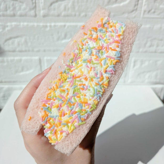 Xで話題になっている、セブンの“あるスイーツ”を買ってみました！, チョコスプレーがふんだんにトッピングされた、欲張りなサンドイッチ！, ホイップクリームがたっぷりで分厚いんです。, カラフルなチョコスプレーがかわいい。, チョコスプレーの懐かしい味を堪能できますよ。, ホイップクリームは、さっぱりしていてクドくない。, ふわふわのパンとクリームのバランスがちょうどいい。, 子どもの頃の夢が叶う、特別感のあるサンドイッチでした。