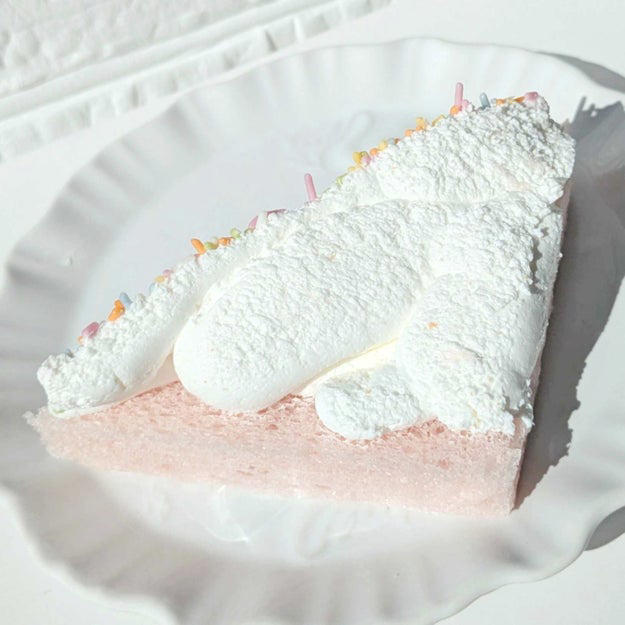 Xで話題になっている、セブンの“あるスイーツ”を買ってみました！, チョコスプレーがふんだんにトッピングされた、欲張りなサンドイッチ！, ホイップクリームがたっぷりで分厚いんです。, カラフルなチョコスプレーがかわいい。, チョコスプレーの懐かしい味を堪能できますよ。, ホイップクリームは、さっぱりしていてクドくない。, ふわふわのパンとクリームのバランスがちょうどいい。, 子どもの頃の夢が叶う、特別感のあるサンドイッチでした。