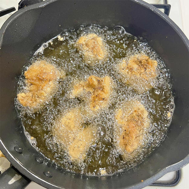 だしパックを入れた鶏の唐揚げ, 作り方：① 鶏もも肉は筋と余分な脂を取り除き、食べやすい大きさに切る。, ② ポリ袋に①と袋から開けただしパックと【A】を入れてよくもみ込み、冷蔵庫で30分ほど漬ける。, ③ 揚げ物用の鍋に揚げ油を底から3cmほどの高さまで注ぎ、170℃まで加熱する。片栗粉をまぶした②を入れて、火が通るまで3〜4分ほど揚げたら、完成！, 意外と濃厚な和風テイストの唐揚げ！