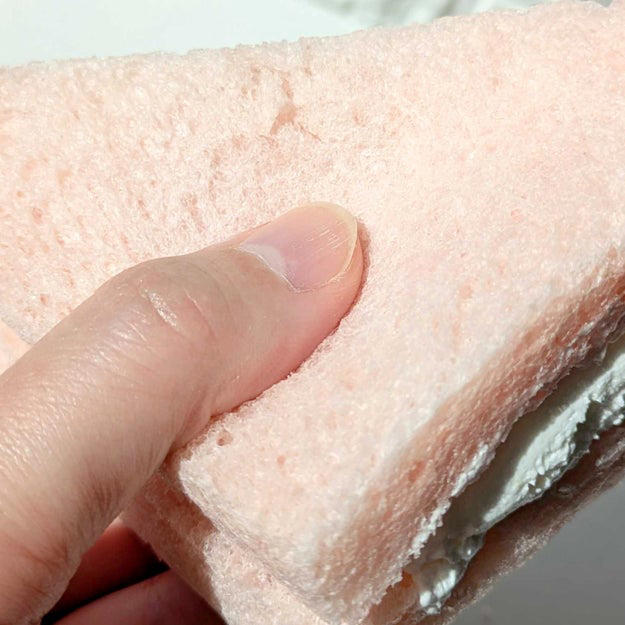 Xで話題になっている、セブンの“あるスイーツ”を買ってみました！, チョコスプレーがふんだんにトッピングされた、欲張りなサンドイッチ！, ホイップクリームがたっぷりで分厚いんです。, カラフルなチョコスプレーがかわいい。, チョコスプレーの懐かしい味を堪能できますよ。, ホイップクリームは、さっぱりしていてクドくない。, ふわふわのパンとクリームのバランスがちょうどいい。, 子どもの頃の夢が叶う、特別感のあるサンドイッチでした。